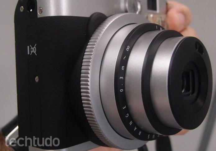 Instax Mini 90 é uma câmera instantânea concorrente da Fujifilm (Foto: Pedro Zambarda/TechTudo)