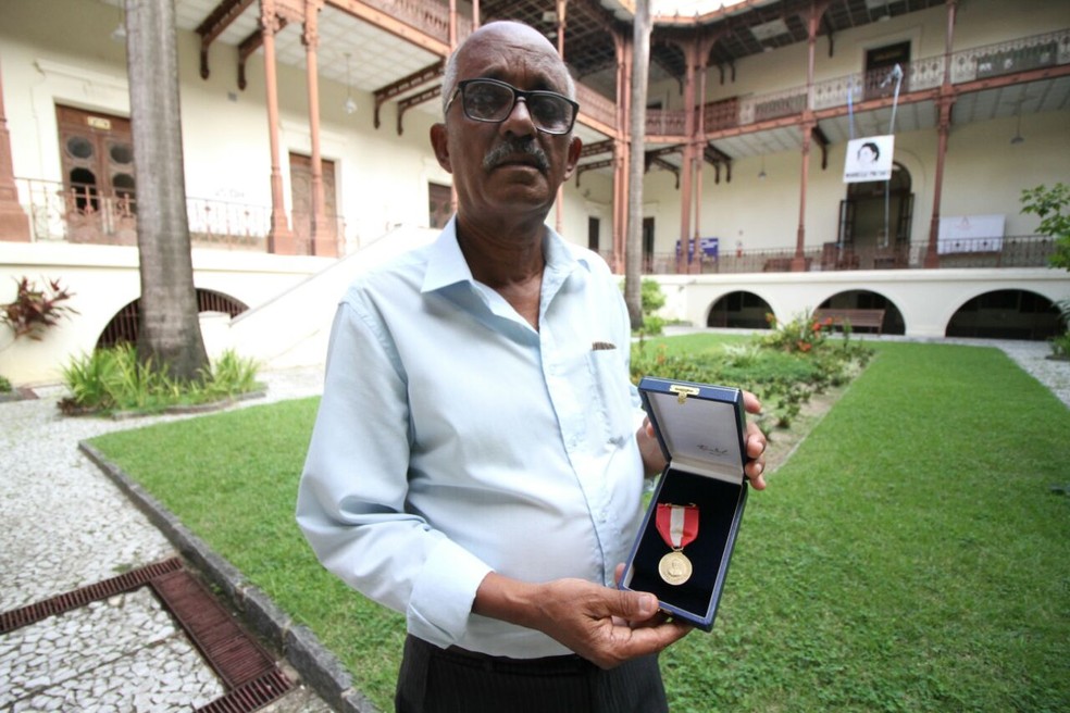 Em abril, Aldemir foi homenageado com medalha que leva o nome do primeiro reitor da UFPE (Foto: Marlon Costa/Pernambuco Press)