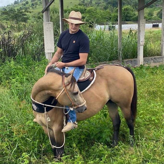 Hugo Novaes, novo crush de Anitta, é poeta e gosta de andar a cavalo (Foto: Reprodução/Instagram)