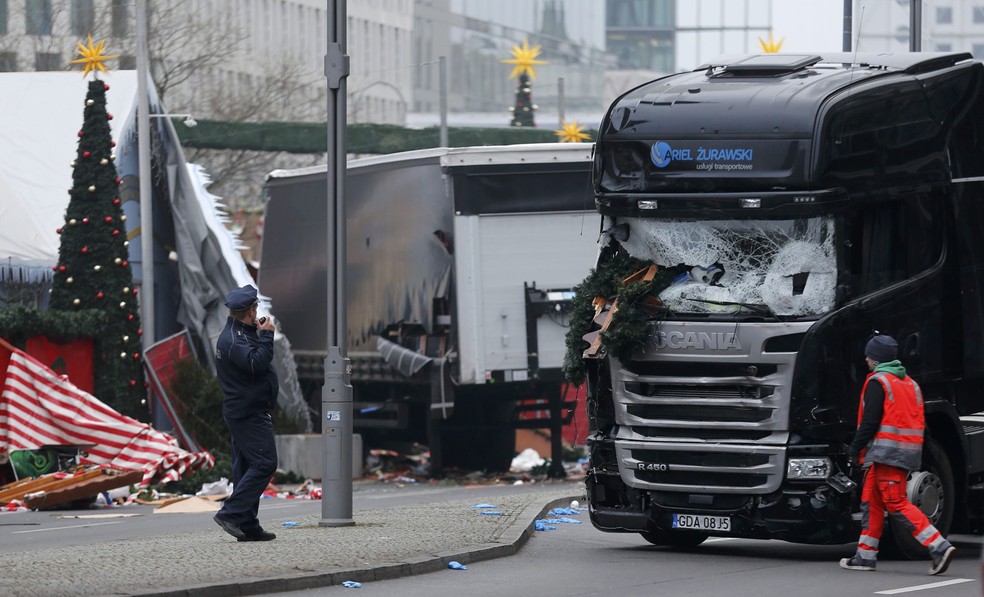 Policiais observam, nesta terça-feira (20), o caminhão usado no ataque em Berlim na noite anterior (Foto: Hannibal Hanschke/Reuters)
