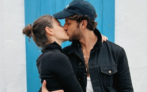 Chay posta fotos trocando beijos com a mulher, Laura Neiva