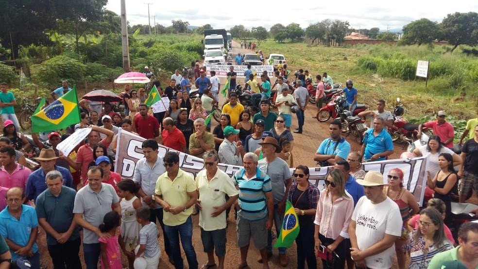 Protesto por bloqueio de ponte, em Porto Nacional — Foto: Nonato Carneiro/ TV Anhanguera 