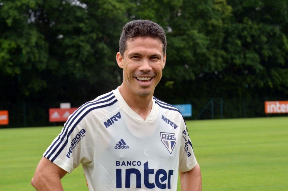 Hernanes, do São Paulo, vai reencontrar Rogério Ceni, hoje técnico do Fortaleza — Foto: Rubens Chiri/saopaulofc.net