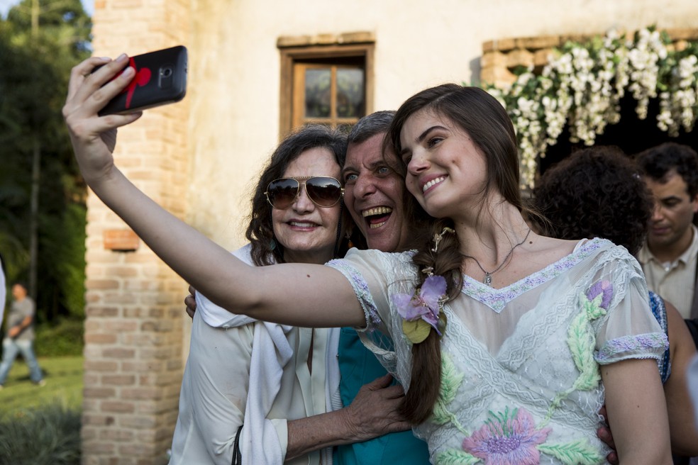 Camila Queiros registra uma selfie com o diretor Jorge Fernando — Foto: Ellen Soares / Gshow