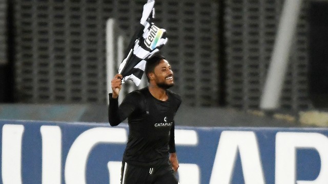 Diego fechou clássico com gol no fim