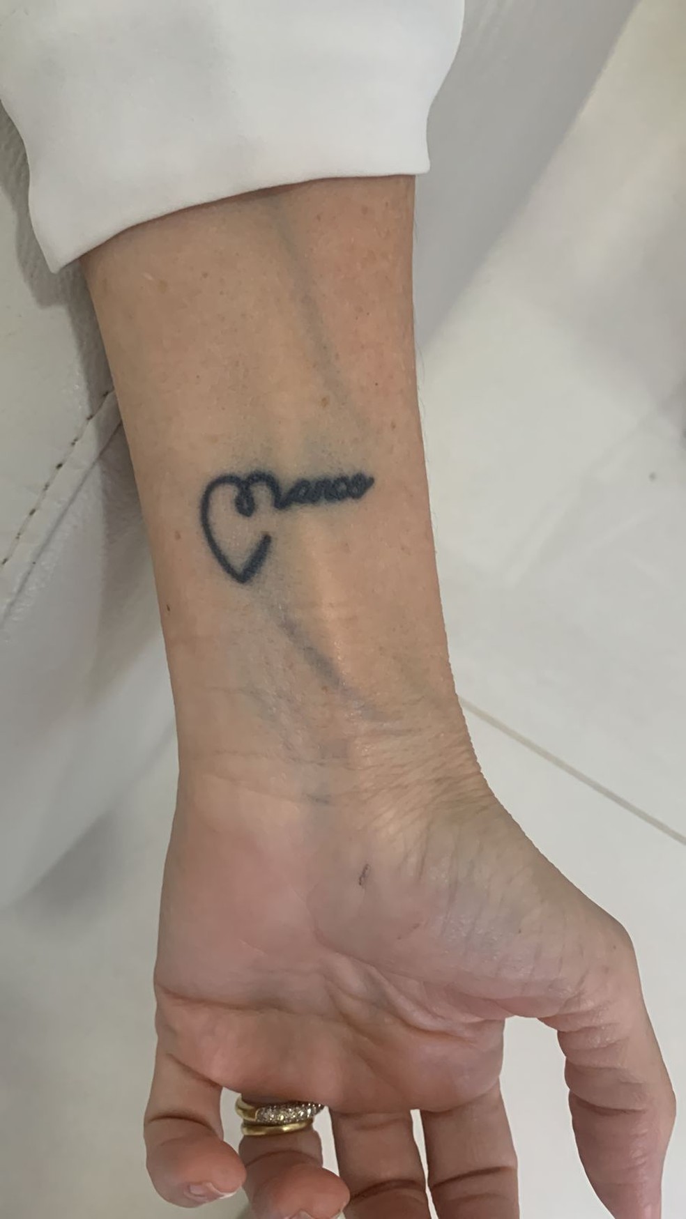 Lílian tatuou o nome do marido no pulso — Foto: Fernanda Resende/Arquivo pessoal