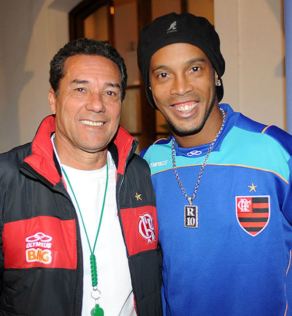 Em foto que ficou famosa, Luxemburgo e Ronaldinho Gaúcho juntos. Os dois se desentenderam no Flamengo — Foto: Divulgação