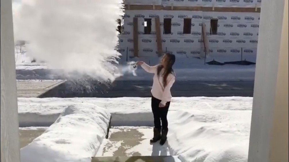 Mulher mostra que água fervente congela assim que entra em contato com ar congelado durante onda de frio nos EUA — Foto: @melissa_takes_fashion/via REUTERS