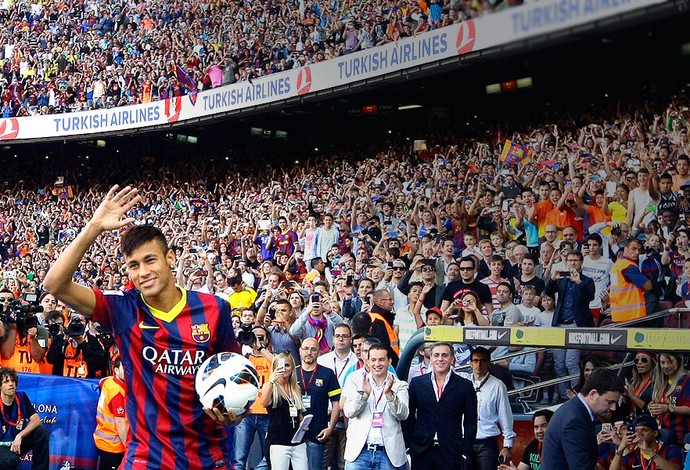 Neymar apresentação Barcelona Camp Nou (Foto: Reuters)