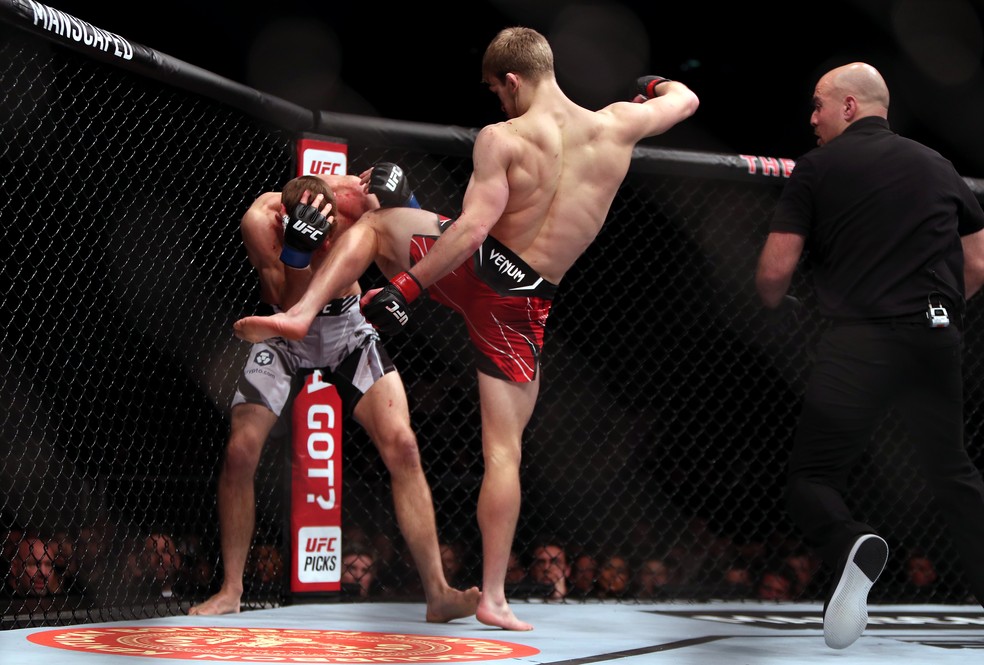 Arnold Allen golpeia Dan Hooker na sua vitória por nocaute no UFC Londres — Foto: Getty Images