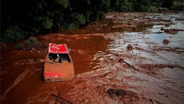 Rompimento de barragem em Brumadinho deixou ao menos nove mortos (Foto: EPA via BBC)