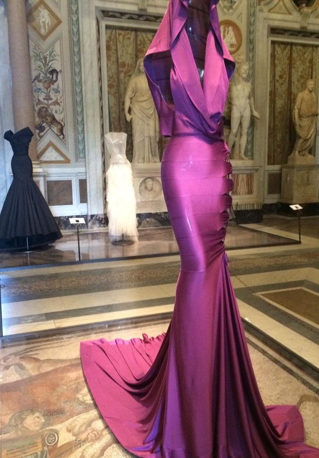 Remembering Azzedine: The famous Grace Jones dress from the 80s displayed in Couture Sculpture at Rome s Galleria Borghesi in 2015. Azzedine studied sculpture in his Tunisian Homeland. (Foto: reprodução/instagram)