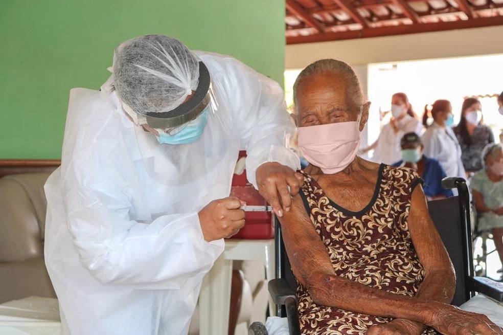 Idosa é vacinada no dia em que completou 103 anos na cidade de Teixeira de Freitas — Foto: Reprodução / Redes Sociais