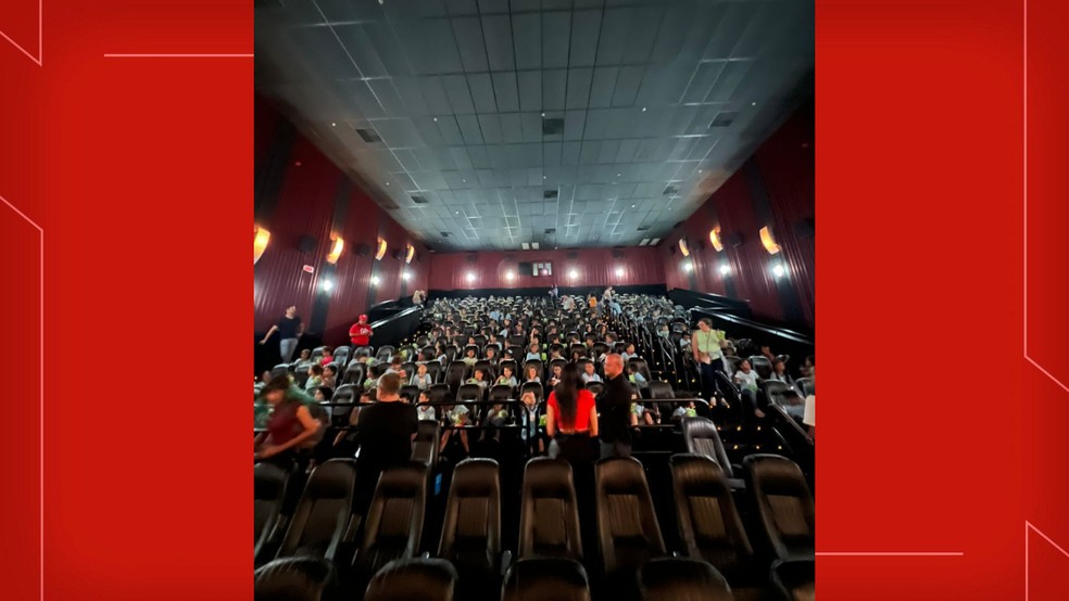 Estudantes de escola pública do DF vão ao cinema após professora comprar mais de 200 ingressos para filme — Foto: Arquivo pessoal