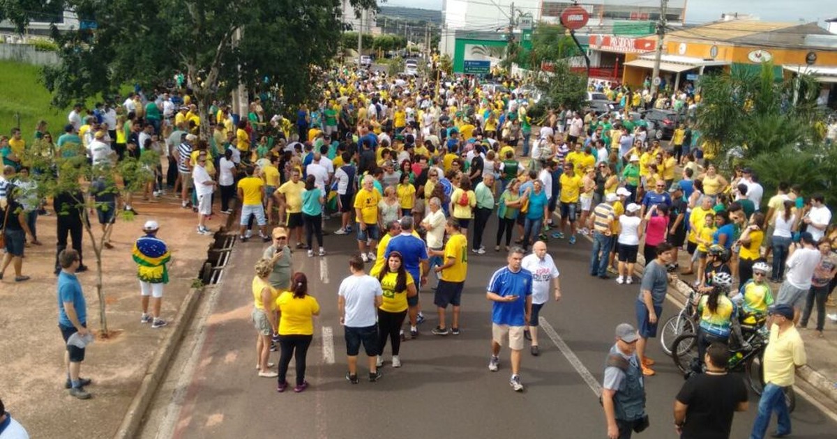 G1 - Grupo protesta na região de Bauru e Marília contra a