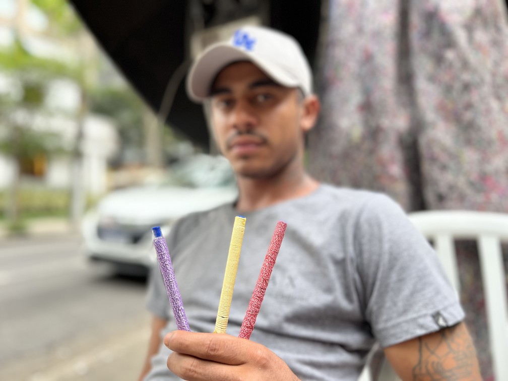 Mateus mostra as canetas personalizadas que eles vendem. — Foto: André Catto/g1