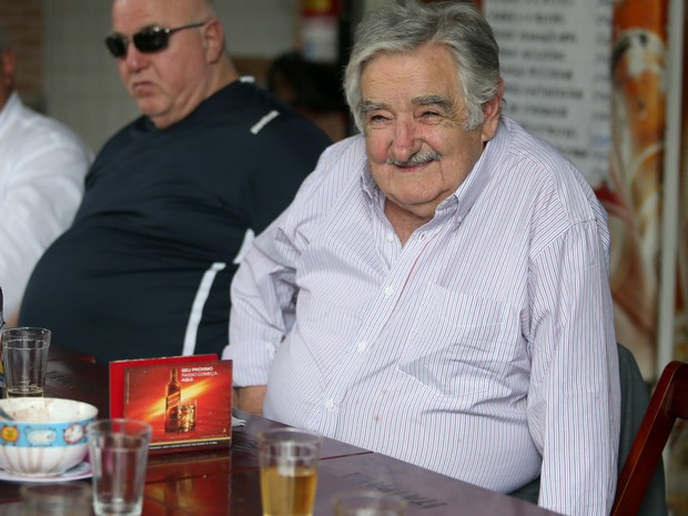O ex-presidente do Uruguai José Mujica almoça feijoada em um boteco da Praça da Bandeira, na região central do Rio de Janeiro, após receber homenagem da Federação das Câmaras de Comércio e Indústria da América do Sul (Federasur) (Foto: Fábio Motta/Estadão Conteúdo)