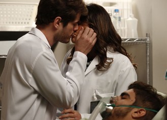 Mari e Ben se beijam enquanto cuidam de Grego em coma