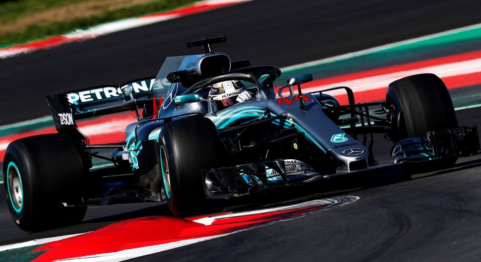 Lewis Hamilton em ação nos testes em Barcelona (Foto: Reuters)