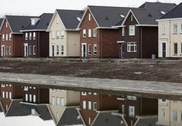 Almere foi construída na área aterrada do mar interior de IJsselmeer — e alguns bairros contam com moradias flutuantes (Foto: GETTY IMAGES (via BBC))