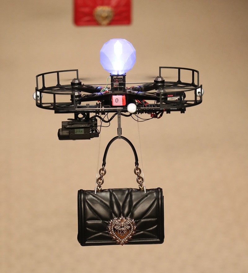 CAMPEÃO DE AUDIÊNCIA: Os drones que fizeram as vezes de modelos e desfilaram bolsas na passarela da Dolce & Gabbana (Foto: Antonio Barros, ImaxTree e Getty)