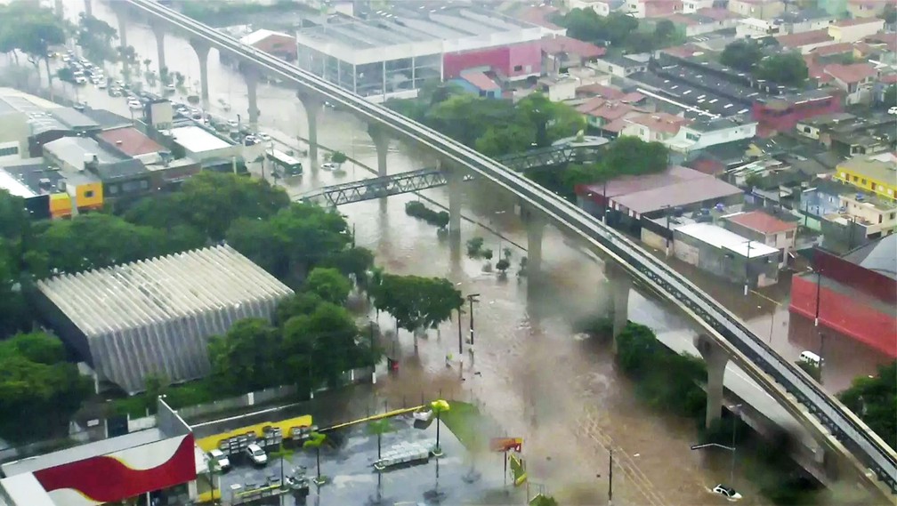 Avenida Anhaia Mello alagada na tarde deste sábado (16) — Foto: Reprodução/TV Globo