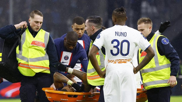 Kimpembe deixa o campo de maca em Olympique de Marselha x PSG