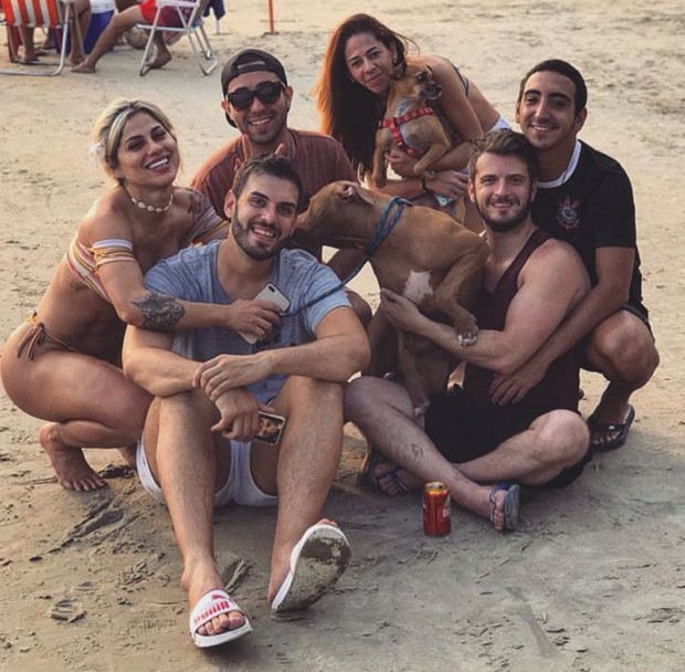 Vanessa Mesquita com amigos na praia (Foto: Reprodução/Instagram)