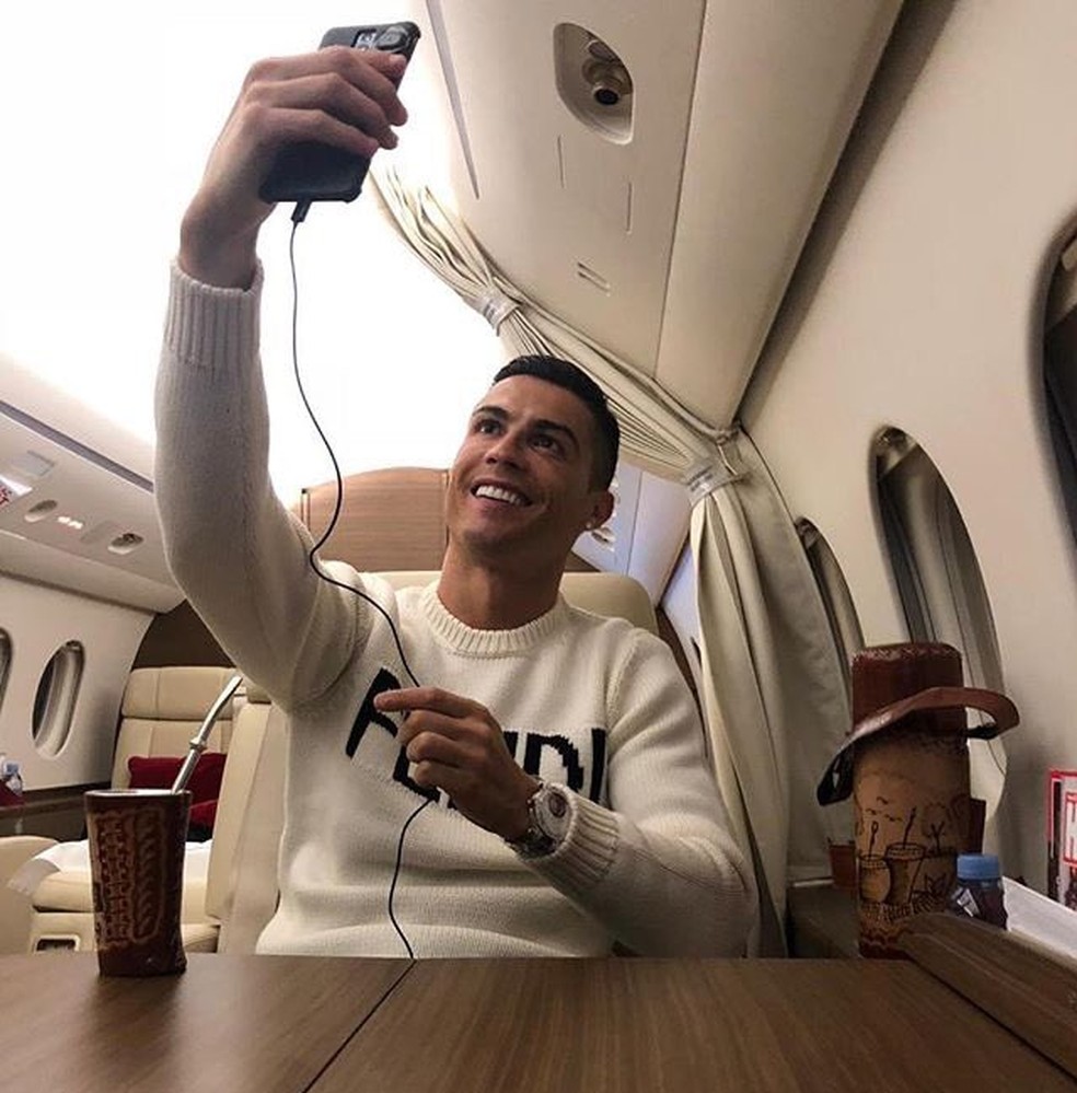 Foto postada por Cristiano Ronaldo dentro de jatinho — Foto: Reprodução/Twitter