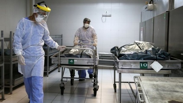 bbc Brasil bate recordes de mortes em 24 horas - mais de 1,8 mil vítimas de covid-19. Hospitais em Porto Alegre alcançam 100% da ocupação em UTIs. (Foto: REUTERS/DIEGO VARA/Via BBC News Brasil)