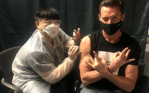 Hugh Jackman é vacinado contra a Covid-19 