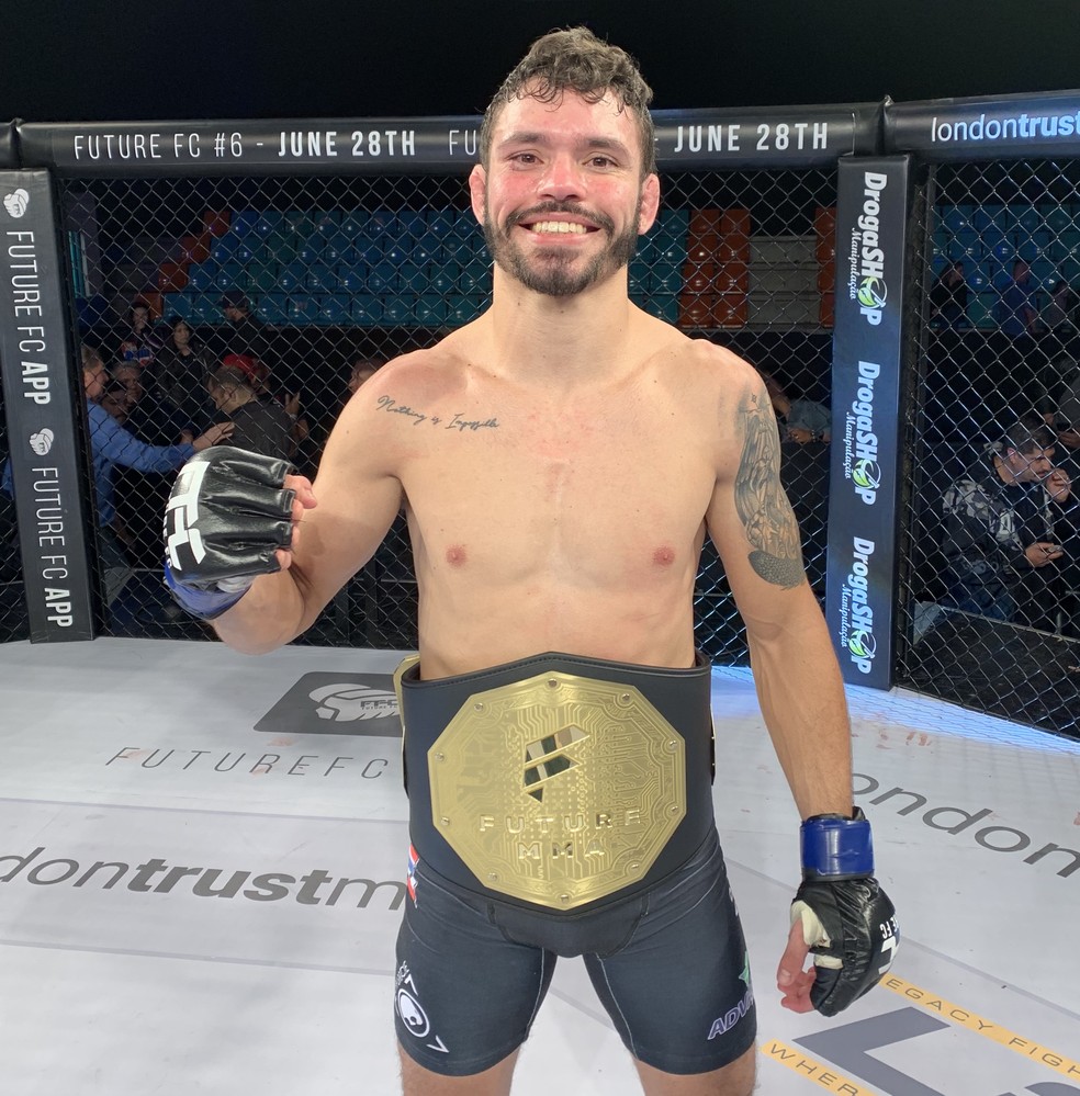 Adriano Ramos posa com o cinturÃ£o peso-mosca do Future FC â?? Foto: Adriano Albuquerque