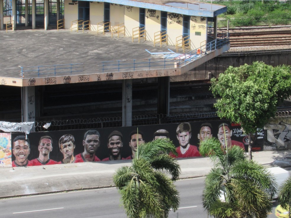 Muro no Maracanã com as homenagem aos meninos do Ninho do Urubu — Foto: Felipe Siqueira