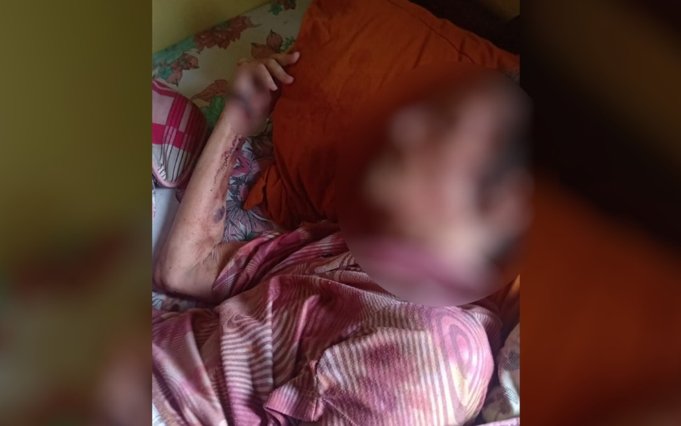 Dois homens são suspeitos de espancar a própria mãe idosa, em Abadiânia, Goiás — Foto: Reprodução/TV Anhanguera