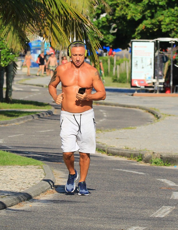 Ex-jogador de futebol Paulo Nunes corre em orla do Rio de Janeiro (Foto: Fabricio Pioyani/AgNews)