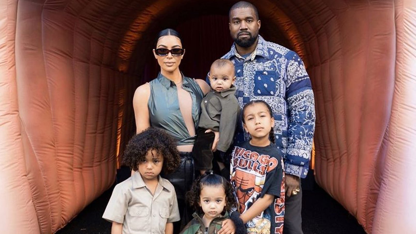 Kim Kardashian e Kanye West com North, Saint, Chicago e Psalm (Foto: Reprodução/Instagram)