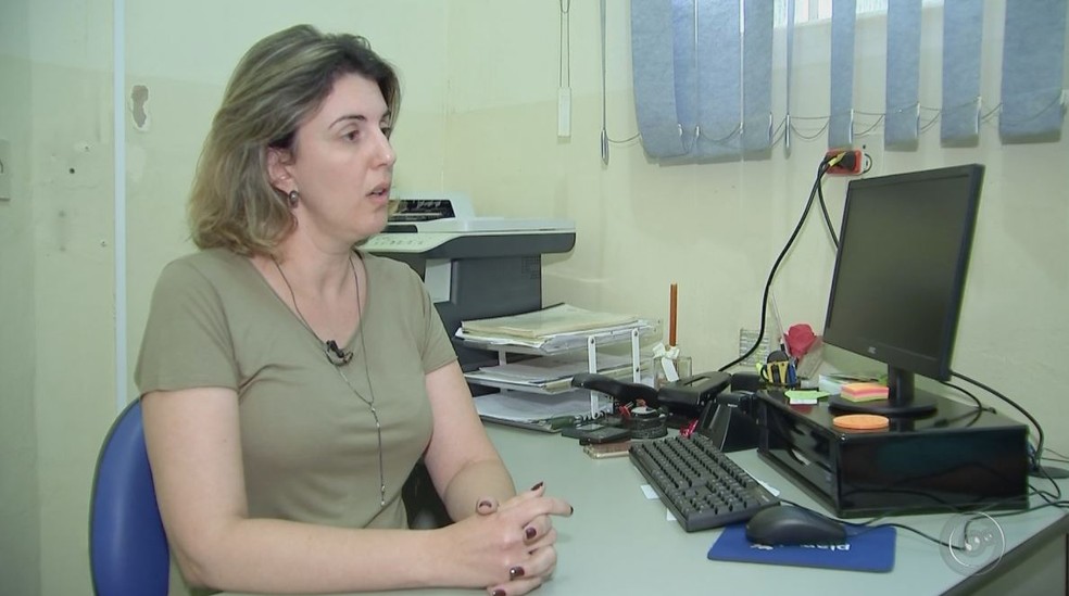 A secretária de Educação Leila Fornazari Marques diz que transporte é apenas uma "gentileza" (Foto: TV TEM/Reprodução)