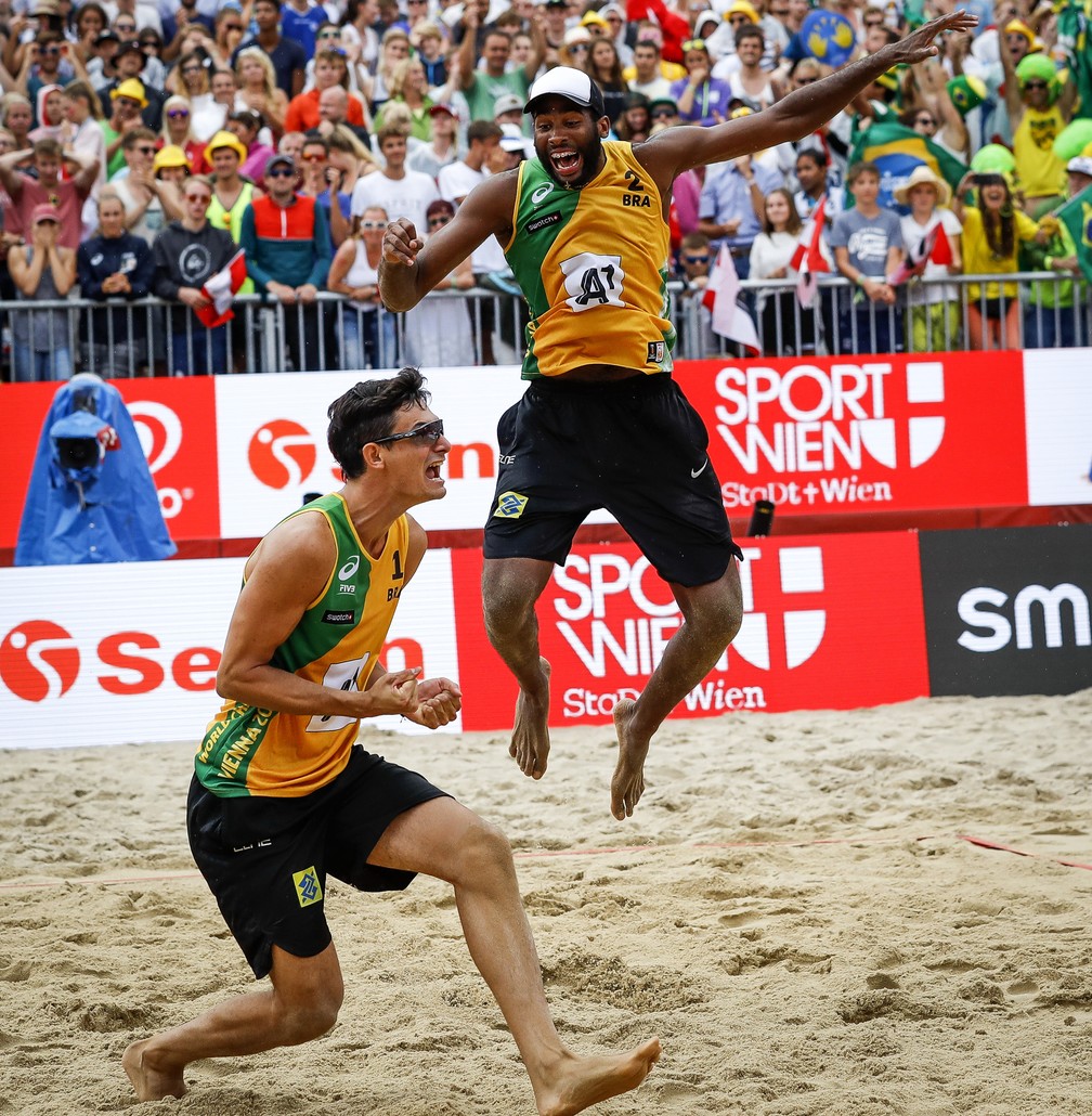 Brasileiros vibram após a confirmação do título (Foto: Divulgação/FIVB)