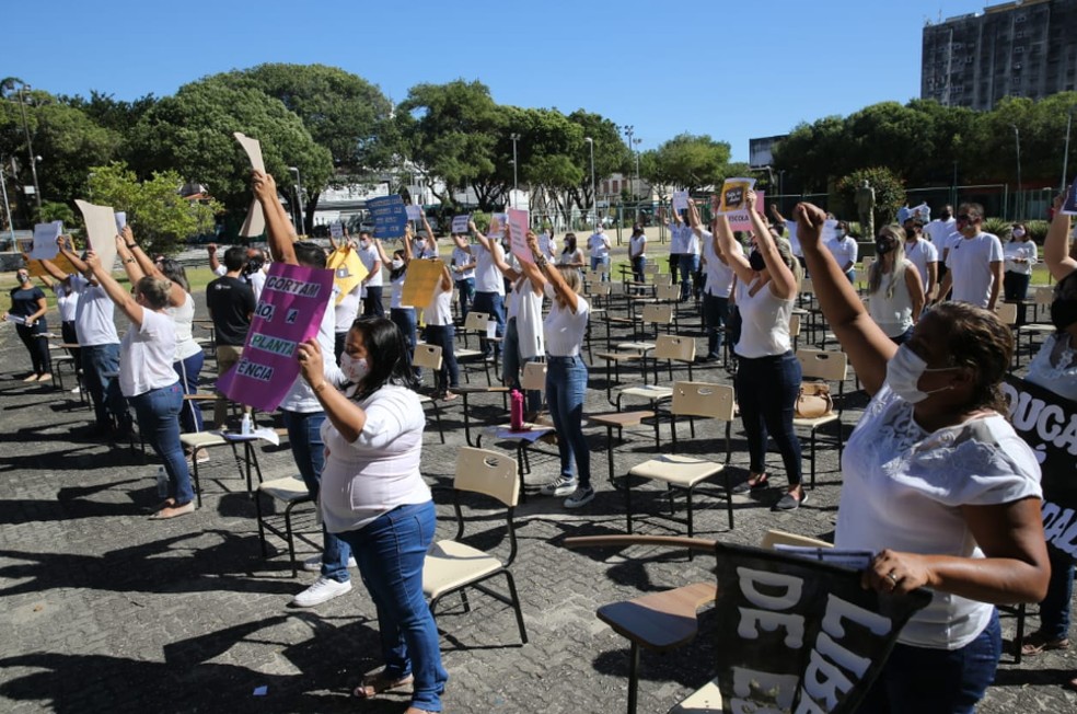 Manifestação reuniu coordenadores, professores e alguns pais. — Foto: Helene Santos/Sistema Verdes Mares