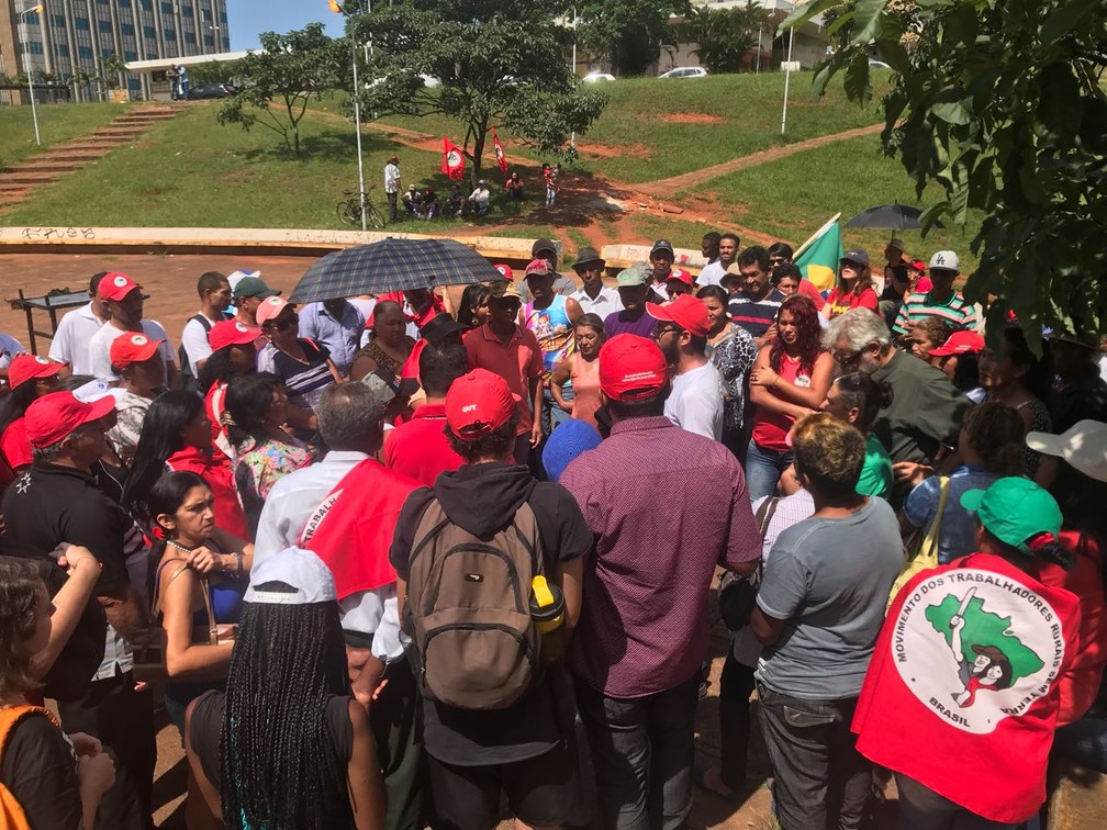 Manifestantes favoráveis a Lula se reúnem na área central de Brasília (Foto: Pedro Borges/TV Globo)