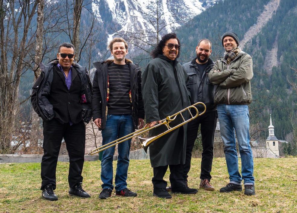 Raul de Souza com os músicos que tocam no álbum 'Blue voyage' — Foto: Divulgação / Emmanuelle Nemoz