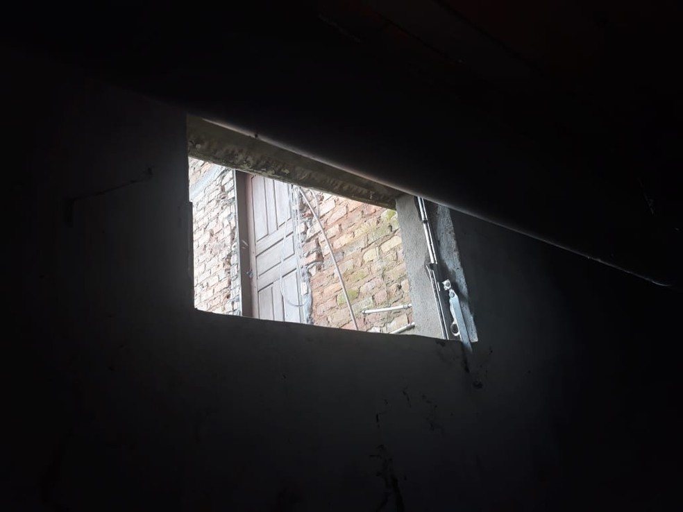 Grupo criminoso entrou por janela de depÃ³sito que fica nos fundos da casa lotÃ©rica de Santa Luzia do Tide (MA) â Foto: DivulgaÃ§Ã£o/PolÃ­cia Militar