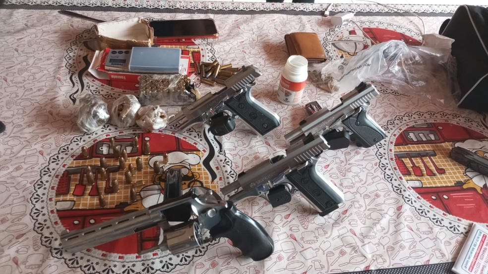 São cumpridos 99 mandados de prisão preventiva, busca e apreensão, e bloqueios de bens e valores, em 11 municípios do estado. — Foto: Polícia Civil 