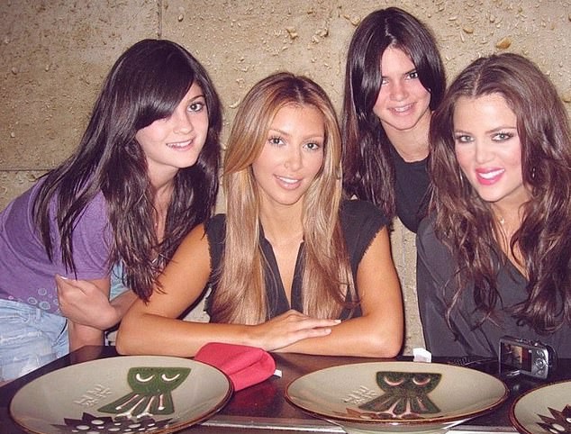 Kylie Jenner, Kim Kardashian, Kendall Jenner e Khloé Kardashian em foto tirada por volta de 2009 (Foto: Reprodução / Instagram)