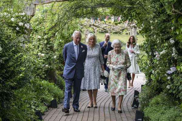 Príncipe Charles, Camilla, Rainha Elizabeth 2ª, Príncipe William e Duquesa Kate Middleton na participação da Família Real na reunião do G7 em Londres (Foto: Getty Images)