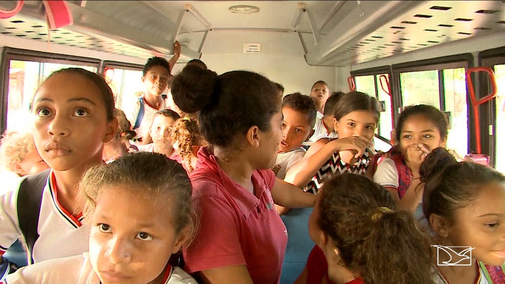 Crianças em Anajatuba vão para a escola em ônibus completamente lotado e em estradas esburacadas (Foto: Reprodução/TV Mirante)