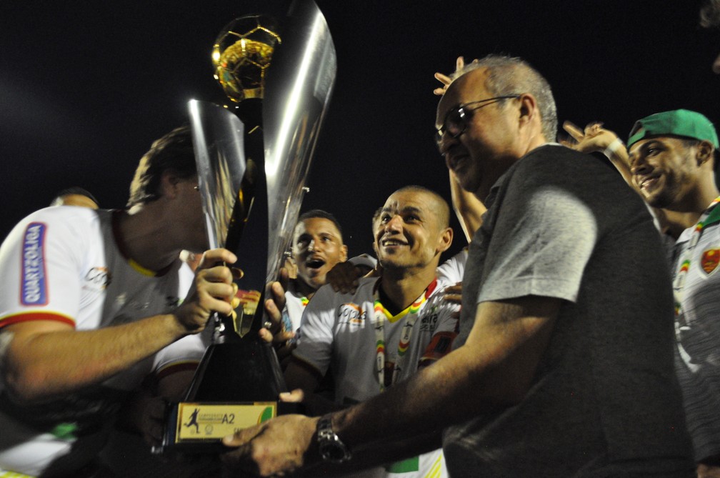 Waguinho recebe o troféu de Campeão Pernambucano da Série A2 — Foto: Emerson Rocha