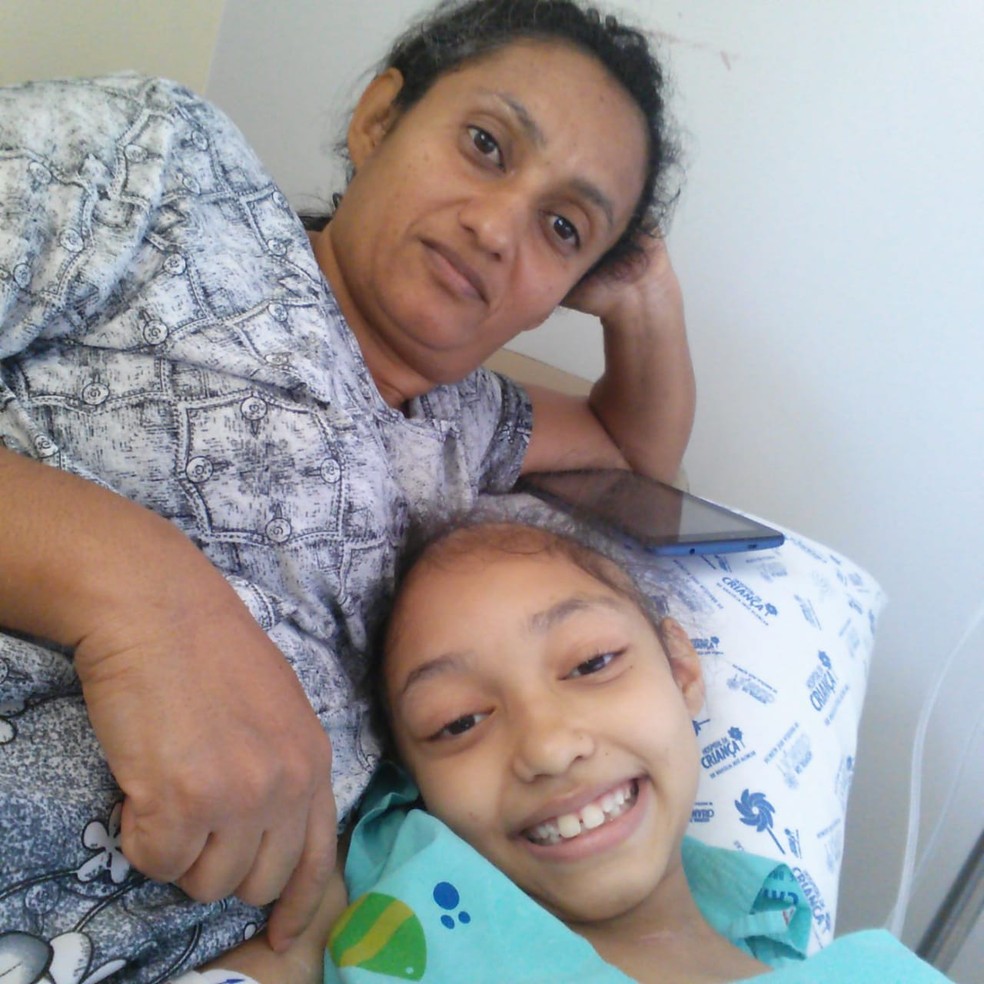 Edilma Santana Santos e a filha Aline no Hospital da Criança, DF. — Foto: Arquivo Pessoal/Edilma Santana