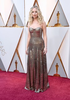 Jennifer Lawrence: combo de cabelo ondulado com vestido Dior