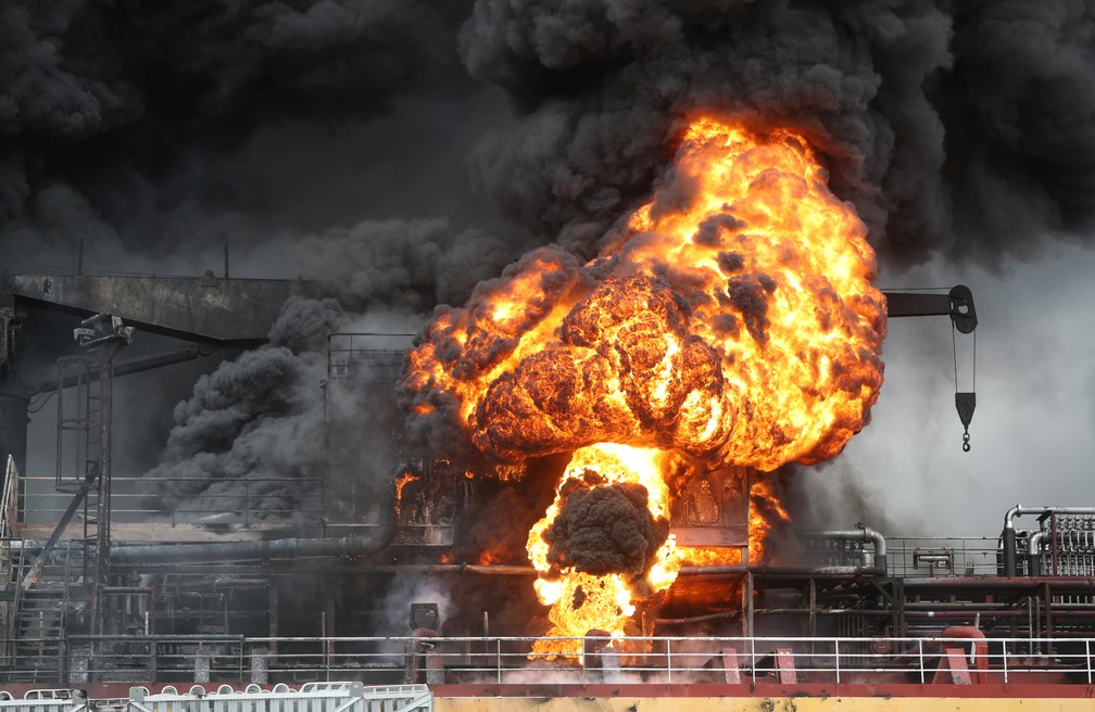 Fogo é visto a bordo de um petroleiro no porto de Ulsan, na Coreia do Sul, neste sábado (28). — Foto: Yonhap via Reuters